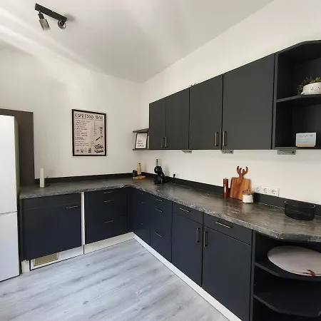 Door Dachterrasse & Parkplatz